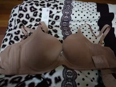 很不错的内衣，做工细致，面料柔滑，弹性好，罩杯海绵薄厚适中，还送了加长排扣，穿的舒服的话以后都在你家买了。