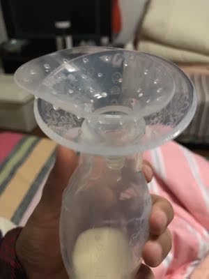 保护罩挺好的,内陷的,乳头破的都推荐使用,带上宝贝吃奶不怎么疼,还是稍微有点疼痛,但是比宝宝直接吸乳头缓解了很多。但是带上以后宝宝吸的很累,有时候吃40分钟也吃不饱,吃完以后感觉没有吸干净,乳房里还有很多奶,宝宝还没吃饱。但是对于一个宝宝根本不吃母乳的我来说,能实现亲喂已经很满足了,稍微贴点奶粉也可以。 保护罩挺好的,内陷的,乳头破的都推荐使用,带上宝贝吃奶不怎么疼,还是稍微有点疼痛,但是比宝宝直接吸乳头缓解了很多。但是带上以后宝宝吸的很累,有时候吃40分钟也吃不饱,吃完以后感觉没有吸干净,乳房里还有很多奶,宝宝还没吃饱。但是对于一个宝宝根本不吃母乳的我来说,能实现亲喂已经很满足了,稍微贴点奶粉也可以。