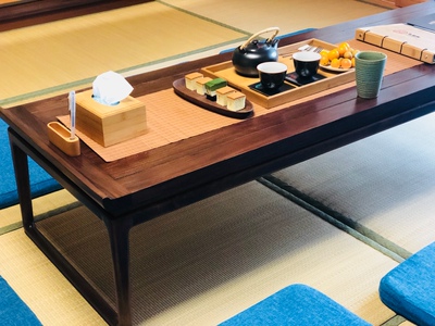 说实话，真的是很一般，不要对网红家的衣服期望值太高，质量啊啥的都很一般。 没拍图片，哪天有空了再追加吧。 我经常在网上买衣服，前段时间有空了去实体店逛逛，发现质量比网上好，而且价格并不比网上贵啊。 有时候真的被网红给伤到了。。。。