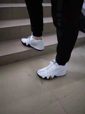 鞋子到了,物流很给力,虽说是高仿,但是包脚确实不错,穿上很舒服,鞋底不硬,不蹩脚,看看穿一段时间再评论。 鞋子到了,物流很给力,虽说是高仿,但是包脚确实不错,穿上很舒服,鞋底不硬,不蹩脚,看看穿一段时间再评论。