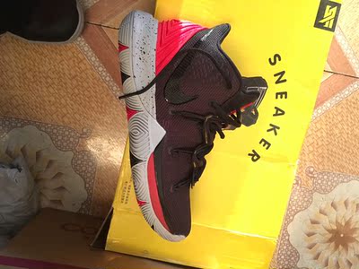 鞋子收到就试了下包裹行没得说,两只鞋的气垫踩的都特别明显应该是正品。 鞋子收到就试了下包裹行没得说,两只鞋的气垫踩的都特别明显应该是正品。