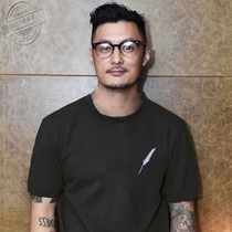 Hong Kong tide brand Hong Kong style Japanese Yu Wenle couple short-sleeved t-shirt mens black round neck letter printing loose cotton