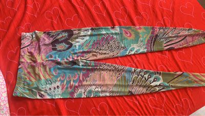 一起买了两条，换着穿。