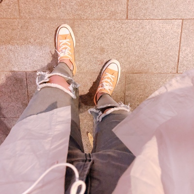 妈耶，小哥哥人又帅，话说又好听，鞋子也好看，就想问问他，要谈恋爱吗！分手不割腕的那种～