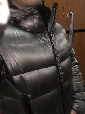 个人比较壮，身高175买了180的。合身。保暖也不错，蓬松度很好，主要看中的是鹅绒。