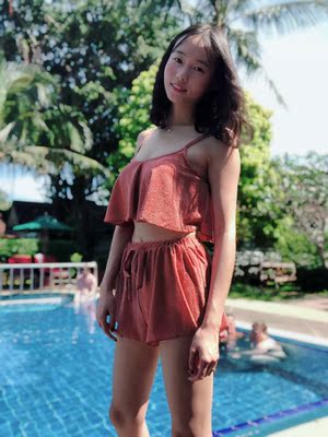 发货速度很快，出去巴厘岛玩穿了一下很好看特别美，很喜欢这种特殊的面料，很飘逸仙气满满十足好看，下水后也是速干的也不会尴尬面料挺好的！颜色特别抬肤色，十分的显白，比图片暗点但实物很好看！出去玩的时候一定买两套泳衣带着，方便换穿酒店晾不干的！犹豫的可以放心购买，一直在这家买质量挺好的，新款比较多，有问题客服解决也比较及时！支持这家店家，很棒棒哦&hellip;&hellip;