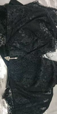 文胸很漂亮，颜色漂亮，拍的图片有点暗，实物要比照片亮很多兔耳朵设计，外面的蕾丝也很有质感，个人觉得有点小性感，二排扣，软钢圈，双十二买的价格也很优惠，真心喜欢，还没有穿，试穿后再来追评，希望不要让我失望