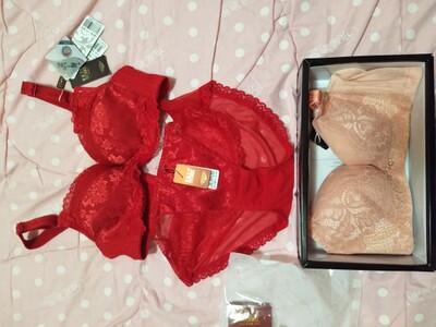 之前在实体店买这个牌子的内衣没有折扣价格太贵了,这次活动在店家买了两套真的很喜欢😍,两个颜色都很好看,裸粉色的看着好舒服,大红色包的很好,(沟沟都有啦)😝️,本命年就是要穿大红色的,愿爱情事业都红红火火😄。 之前在实体店买这个牌子的内衣没有折扣价格太贵了,这次活动在店家买了两套真的很喜欢😍,两个颜色都很好看,裸粉色的看着好舒服,大红色包的很好,(沟沟都有啦)😝️,本命年就是要穿大红色的,愿爱情事业都红红火火😄。