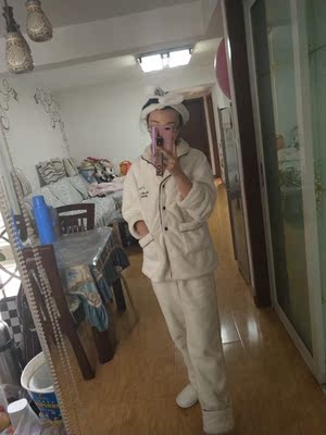 太好看了，还想买一套换洗着穿，白色很干净，款式也大方，非常喜欢