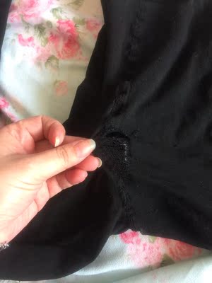 差的无以形容，穿一次就破洞，一次两条，另一条也快要破了，最后一张是我去年在实店买的浪莎，穿这么久都没破，客服说是正品正品穿一次就破我还信你的邪了，客服说穿后破的不处理，请以后的人买了就放着千万别穿，穿一次破了不负债的，欺人太甚！淘宝这么多年来第二个差评！谁要敢搔扰我投诉到底！
