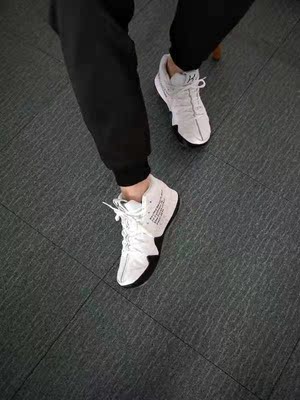 穿了两天感觉挺好的,鞋子很轻防滑性很好,穿着很舒服,鞋子版型挺好的,整体效果很好,朋友都说鞋子很好看,价格也很实惠,鞋子质量和做工都挺不错的,很满意 穿了两天感觉挺好的,鞋子很轻防滑性很好,穿着很舒服,鞋子版型挺好的,整体效果很好,朋友都说鞋子很好看,价格也很实惠,鞋子质量和做工都挺不错的,很满意