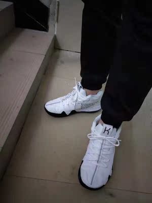 鞋子到了,物流很给力,虽说是高仿,但是包脚确实不错,穿上很舒服,鞋底不硬,不蹩脚,看看穿一段时间再评论。 鞋子到了,物流很给力,虽说是高仿,但是包脚确实不错,穿上很舒服,鞋底不硬,不蹩脚,看看穿一段时间再评论。