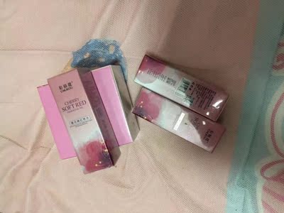 产品到货挺及时的，包装特别好，很安全，看不出里面是什么东西。我对很多护肤品都过敏，收到货试用了下，没有副作用，不会过敏，很温和，果然选择草本精华的要安全很多。