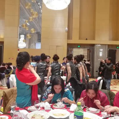 团队买了表演，好看！高贵！随人身材，不需修改！