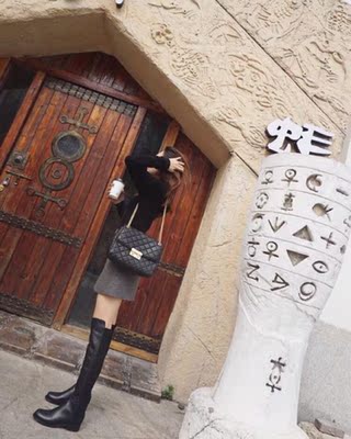 一直是Stuart&nbsp;Weitzman死忠粉，家里有双midland款的，这次买了一双皮面的，穿着很有气质呢！跟也不会太高，关键是走路还不掉筒，脚感很好，和朋友逛街走路都不累脚，穿起来显的我的腿巨长，巨喜欢，喜欢长靴的可以入手！