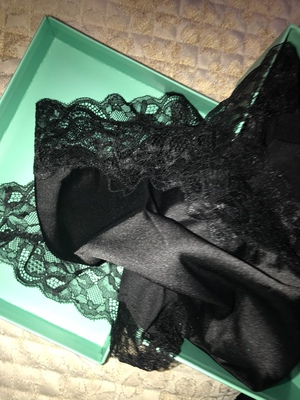 显瘦 漂亮 ！老公比较喜欢 60公斤的妞也没问题，显腰细，质量不错 也是有味 的洗完泡泡