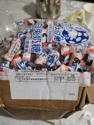 差评,买的阿尔卑斯给发成大白兔了,而且大白兔特别硬不好吃,大过年的特别影响心情!!! 差评,买的阿尔卑斯给发成大白兔了,而且大白兔特别硬不好吃,大过年的特别影响心情!!!