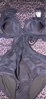 质量不错，细节做得挺好，实物比图片好看，大小合适，店家好贴心还送了胸垫，上身显瘦，这款胸不露，胸小也能显胸，比较适合我。