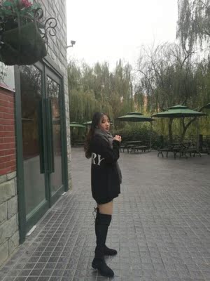 天啦噜，实物拿到手里了，比照片好看！！！麂皮摸着很舒服，穿起来更加舒服了，拥有的感觉真的是很棒呢，很宝贝的一双靴子，搭衣服又好搭，我小腿不好看，穿起来就看不出来，把腿是整的又长又直，太爱惹！