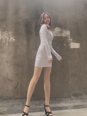 衣服很显身材，是有弹力的，里面还加了一层薄薄的绒，特别保暖，质量也不错，这次购物很满意。