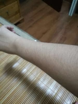 好用！好用！好用！发愁了好久的小毛毛终于没有了！脱毛脱得特别的干净！而且使用的过程中也没有过敏。清香皮肤还白嫩。值得推荐。已经有一段时间了，现在毛毛长的越来越慢了已经无刺激，很温和，喜欢！绝对的安利！之前用的那个牌子脱毛膏会刺痛，而且清洁度也不行。很喜欢这款，用着很棒