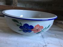 Ceramic washbasins vegetable washbasins old washbasins new nostalgic collection of film and television props