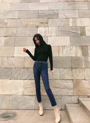 第一次买这种感觉的衣服，好欧美的风格啊，不过同事们都说上身效果还挺好的，就试着拍了照片臭美一下