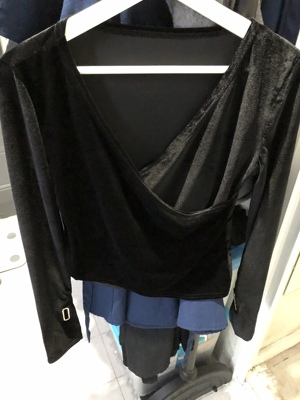 還行吧，原來現在評分超過100次才會有積分的，但我也要寫寫評價，賺一下積分吧！這個衣服很不錯，很柔軟舒適，也很合身，都是貨真價實的，所以下次一定要再來光顧，洗水後也不怎麼掉顏色，算是不錯的收穫了。款式也很新潮。袖部的金扣是挺有特色的，我個人來說是蠻喜歡的。我一定會推介其他人來看看的！