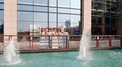 宝贝收到了，质量真的超级好而且穿了几天都不会松感觉，搭配衣服穿都很方便，宝贝真的非常好 穿着也很合适 专门跳了几下也不会往下掉 很喜欢，真是意外的惊喜，没想到这个价格，还能买到这么好的内衣，首先是质量很好，柔软舒服，滑滑的，在就是穿上不闷也不掉，还很透气，很性感，快递也是很快，服务态度也是很好的，设计的也很合理，以后可以穿露肩裙和露肩衣啦不用穿透明肩带，性感不俗套。有需要在买个白色的！以后会再来的，我很喜欢我也是老顾客！