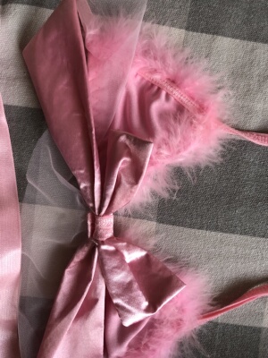 像男同穿的。。。。已经扔了。。。。 色差大的完全不像同一件