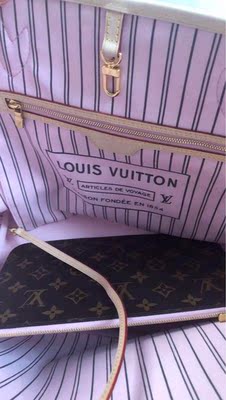 包包收到了皮质很好很百搭，空间够大实用