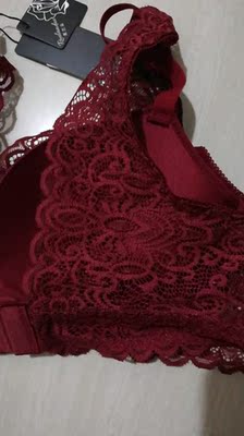 衣衣收到了，是想要的酒红色，穿上很显胸，好看，内裤也够大