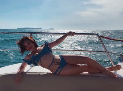 这个确认很好看,除了太压胸,我直接把胸垫取了,取了也不会露点,因为是抹胸款,很上相的泳衣 这个确认很好看,除了太压胸,我直接把胸垫取了,取了也不会露点,因为是抹胸款,很上相的泳衣