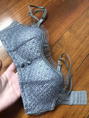 很喜欢,刚刚收到货就试穿了下,很合身,很舒服,款式也很好看,难得买到合适的内衣穿,很薄很软,是真爱粉没错了,她家内衣风格样式多样化、选择性多啊~关注咯,下次再上新的话再来啦,新年快乐咯 很喜欢,刚刚收到货就试穿了下,很合身,很舒服,款式也很好看,难得买到合适的内衣穿,很薄很软,是真爱粉没错了,她家内衣风格样式多样化、选择性多啊~关注咯,下次再上新的话再来啦,新年快乐咯