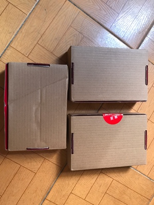 发货速度和物流速度都还挺快的！内裤质量挺好的，第一次买这个品牌的内裤，好像是加入会员领了优惠，买了三条三个快递寄过来的，买下来感觉很划算！性价比很高！颜色也比较正，每一条内裤都有独立的小袋包装，吊牌都在！就是后边的标签总觉得有点扎人.......大小还是选的刚刚好，买的时候超级担心来着！就是有一个盒子变形严重一点点我拆了快递外包装就是这样了一个盒子还贴有标签另外两个盒子没有，也不知道为啥