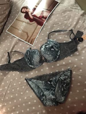 买过好多次爱恋伊家的内衣,给我的印象就是性感漂亮质量好而且又实惠!这次又忍不住买了套这款,很快收到货,试穿了,很喜欢。贝壳罩杯偏小,平时我穿80D的这款我特意买大了到85D了,穿上合身舒服好看,非常满意。喜欢穿性感美丽内衣的各位值得购入。 买过好多次爱恋伊家的内衣,给我的印象就是性感漂亮质量好而且又实惠!这次又忍不住买了套这款,很快收到货,试穿了,很喜欢。贝壳罩杯偏小,平时我穿80D的这款我特意买大了到85D了,穿上合身舒服好看,非常满意。喜欢穿性感美丽内衣的各位值得购入。