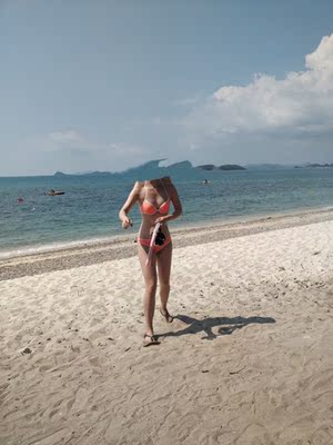 real好啊，把我一个a都穿出事业线了。穿着也很合适，下海不怕滑什么的，笔芯。