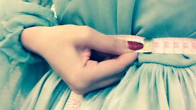 这款很喜欢。我是这样穿的很喜欢。开心。衣服腰围偏大了一点。