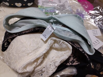 趁着双十一一起买了四件，都试过了，挺好穿的！双十一比较优惠，所以一口气买了四件，划算！！！质量很好，不错！！！！