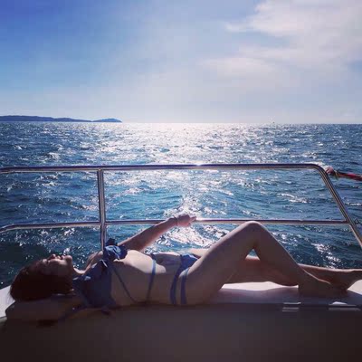 这个确认很好看,除了太压胸,我直接把胸垫取了,取了也不会露点,因为是抹胸款,很上相的泳衣 这个确认很好看,除了太压胸,我直接把胸垫取了,取了也不会露点,因为是抹胸款,很上相的泳衣