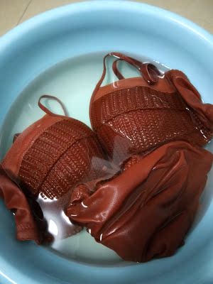 褪色严重,刚下水就变黄了,而且同样的款式,价格是别家的两倍。 褪色严重,刚下水就变黄了,而且同样的款式,价格是别家的两倍。