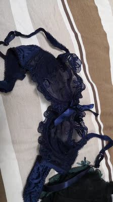 第一次买这么薄的内衣，感觉蛮新鲜的，一次买了三套换着穿，很舒服感觉没穿的一样，哈哈，透，很性感，还凸点，记得贴乳贴！