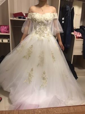 很喜欢，穿上真的不会掉而且很合身，穿衣服很漂亮，特别是漏肩的衣服穿上不会怕肩带漏出来的尴尬。形状挺好的 效果不错 码数正常呢！穿上不会掉，也不会勒，型还不错，满意。