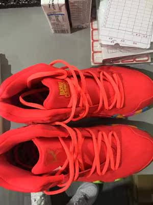 质感很好,上脚感觉很轻快,一点都不厚重,鞋底也很防滑,非常舒适 质感很好,上脚感觉很轻快,一点都不厚重,鞋底也很防滑,非常舒适