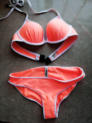 华为的手机拍摄有些色差，实物是很正的橙色哦！上衣聚拢增大的效果超级好，小a看起来像小c，哈哈。喜欢喜欢！