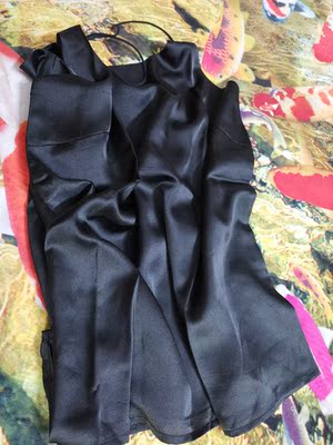 衣服不错，面料摸很舒服黑色穿显瘦试穿了也刚刚好合身