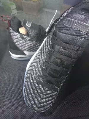 不错，穿着很舒服，这天气穿着暖和，很满意的，看看穿久会不会开胶，质量好的话后期会关注店铺。。。