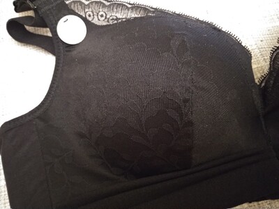 内衣和页面显示不符,实体店试过才来旗舰店买的,然而款式中间的样式,收到的与实际的不符。与客服沟通,但是没有解决。不知道什么原因网上购买的和这款的样式不一样。 内衣和页面显示不符,实体店试过才来旗舰店买的,然而款式中间的样式,收到的与实际的不符。与客服沟通,但是没有解决。不知道什么原因网上购买的和这款的样式不一样。