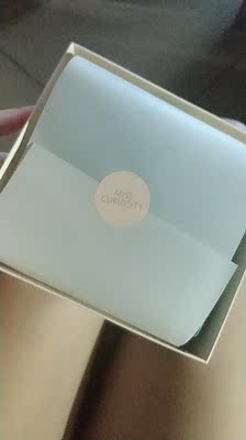 盒子很漂亮 像拆礼物一样的感觉 然后东西挺薄的 蛮适合我这种小胸 挺好 还没水洗 不知道变不变形 水洗后还是挺好会愿意再次购买