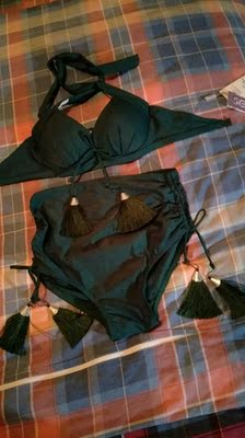 质量很好,尤其是胸垫感觉非常好的料子,很厚实。样式和图片没有差异,只是我拍的灯光比较暗,所以不吸引眼球,很喜欢,这样的价格拿到手物超所值。披肩很好看,很舒服,只是中间有个洞 不知道怎么使用,是从脖子穿过去吗?很性感,想要惊艳一把的你值得入手哟。 质量很好,尤其是胸垫感觉非常好的料子,很厚实。样式和图片没有差异,只是我拍的灯光比较暗,所以不吸引眼球,很喜欢,这样的价格拿到手物超所值。披肩很好看,很舒服,只是中间有个洞 不知道怎么使用,是从脖子穿过去吗?很性感,想要惊艳一把的你值得入手哟。